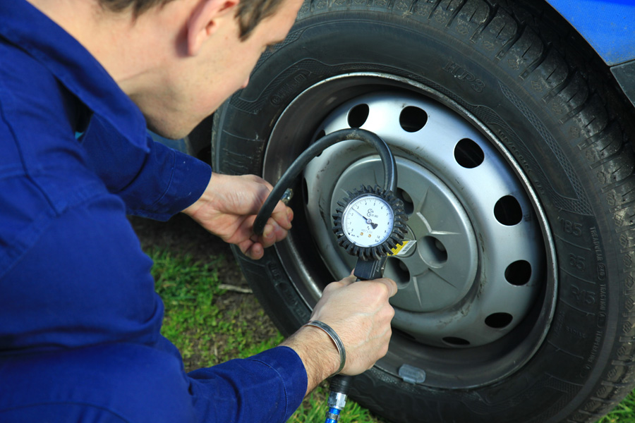 Vérifier la pression des pneus - entretien automobile