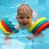 sécurité à la piscine et brassard pour enfant ou bébé