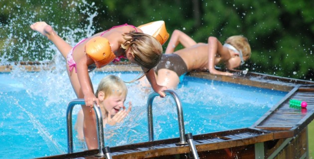 Un brassard de piscine pour la sécurité de l'enfant et du bébé