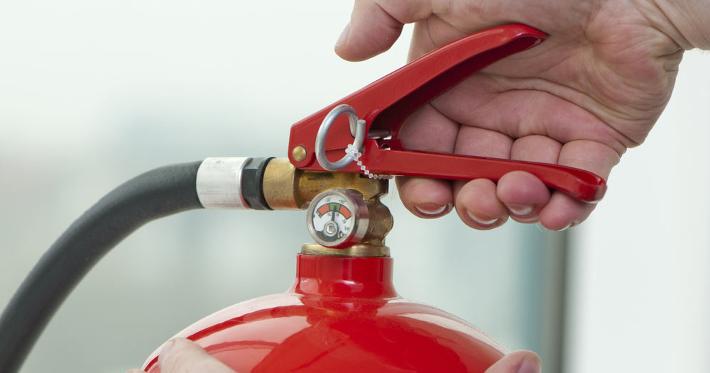 Incendies : poudre, mousse, gaz, eau faut-il tous avoir des extincteurs  chez soi ? 