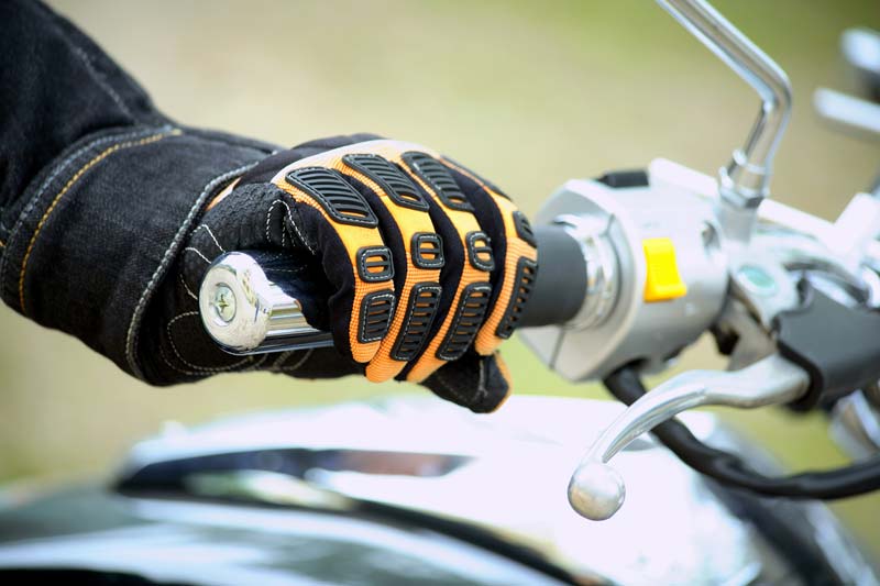 Gants moto obligatoires: quels gants porter et qu'est-ce que vous risquez ?
