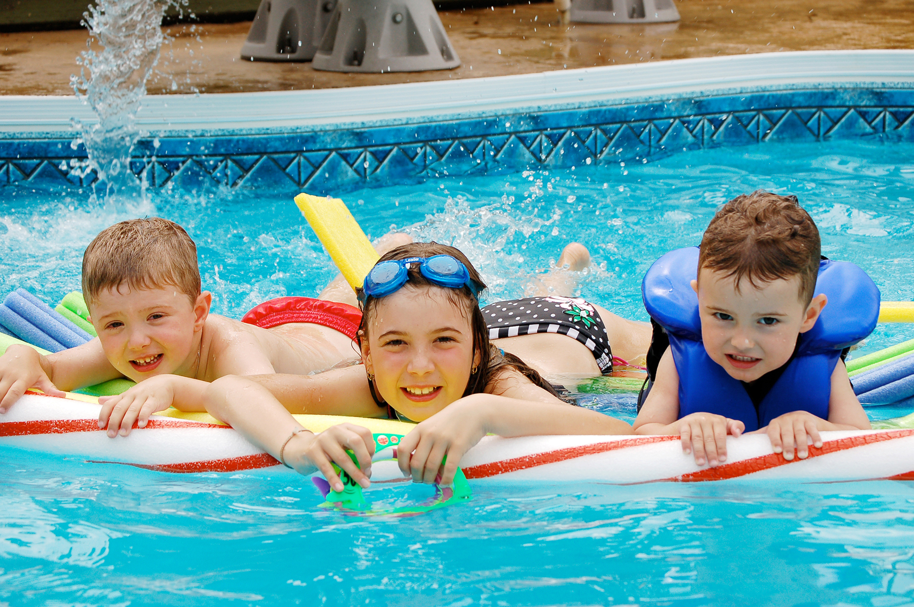 COMMENT ASSURER LA SÉCURITÉ DE VOTRE ENFANT AUTOUR DE LA PISCINE ?